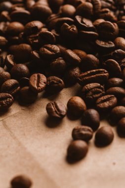 ışık kağıt üzerinde koyu kahve çekirdekleri yakın çekim
