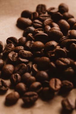 ışık kağıt üzerinde koyu kahve çekirdekleri yakın çekim