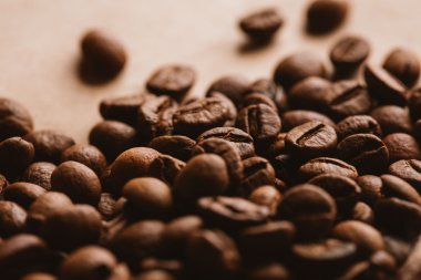 ışık kağıt üzerinde koyu kahve çekirdekleri yakın çekim