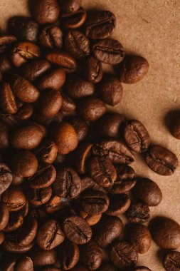 ışık kağıt üzerinde koyu kahve çekirdekleri yakın çekim
