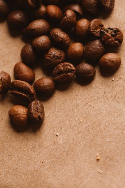 ışık kağıt üzerinde koyu kahve çekirdekleri yakın çekim