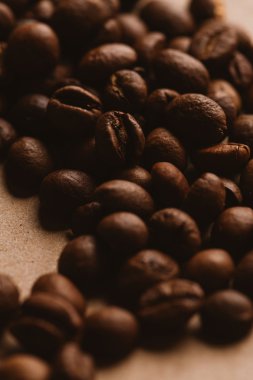 ışık kağıt üzerinde koyu kahve çekirdekleri yakın çekim