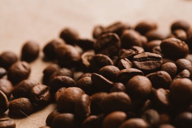 ışık kağıt üzerinde koyu kahve çekirdekleri yakın çekim