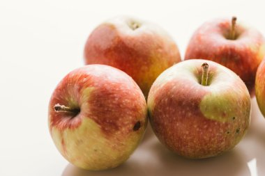 ışık beyaz zemin üzerine taze kırmızı elmalar