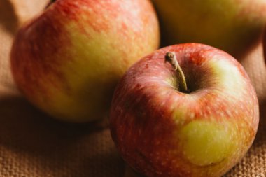 arka plan çuval bezi üzerinde birkaç taze kırmızı elma