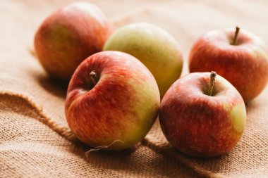 arka plan çuval bezi üzerinde birkaç taze kırmızı elma