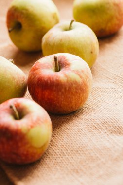 arka plan çuval bezi üzerinde birkaç taze kırmızı elma