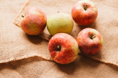 arka plan çuval bezi üzerinde birkaç taze kırmızı elma