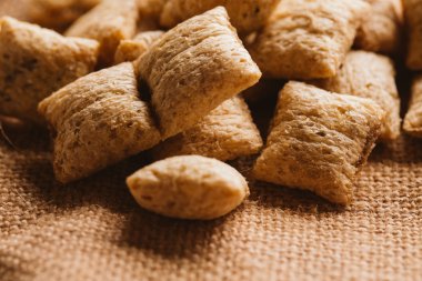 Mısır gevreği yastıklar üzerinde çul arka plan doldurarak çikolata ile