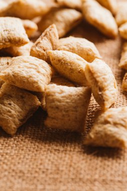 Mısır gevreği yastıklar üzerinde çul arka plan doldurarak çikolata ile