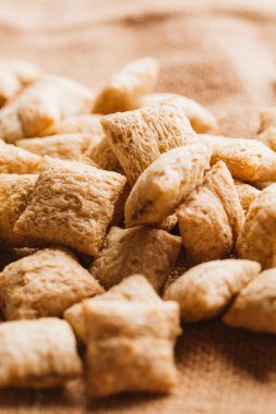 Mısır gevreği yastıklar üzerinde çul arka plan doldurarak çikolata ile