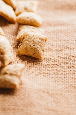 Mısır gevreği yastıklar üzerinde çul arka plan doldurarak çikolata ile