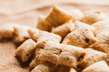 Mısır gevreği yastıklar üzerinde çul arka plan doldurarak çikolata ile