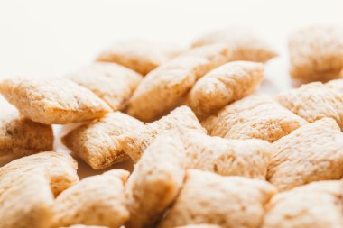 Mısır gevreği yastıklar üzerinde beyaz arka plan doldurarak çikolata ile