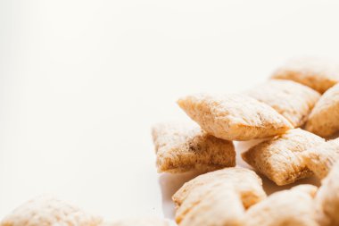 Mısır gevreği yastıklar üzerinde beyaz arka plan doldurarak çikolata ile