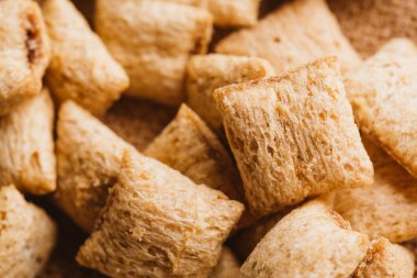 Mısır gevreği yastıklar üzerinde çul arka plan doldurarak çikolata ile