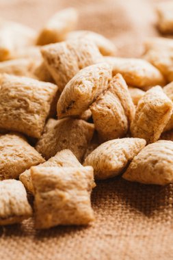 Mısır gevreği yastıklar üzerinde çul arka plan doldurarak çikolata ile