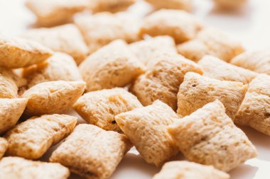 Mısır gevreği yastıklar üzerinde beyaz arka plan doldurarak çikolata ile