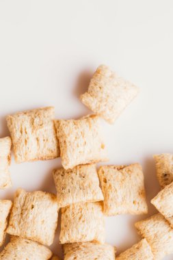 Mısır gevreği yastıklar üzerinde beyaz arka plan doldurarak çikolata ile