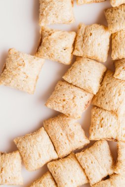 Mısır gevreği yastıklar üzerinde beyaz arka plan doldurarak çikolata ile