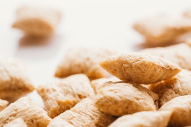 Mısır gevreği yastıklar üzerinde beyaz arka plan doldurarak çikolata ile