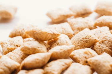 Mısır gevreği yastıklar üzerinde beyaz arka plan doldurarak çikolata ile