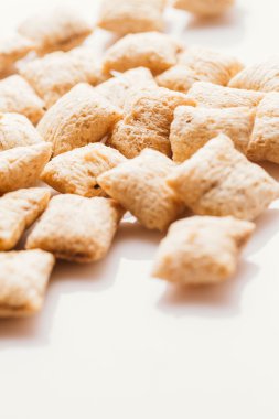 Mısır gevreği yastıklar üzerinde beyaz arka plan doldurarak çikolata ile