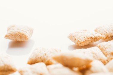 Mısır gevreği yastıklar üzerinde beyaz arka plan doldurarak çikolata ile