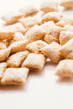 Mısır gevreği yastıklar üzerinde beyaz arka plan doldurarak çikolata ile