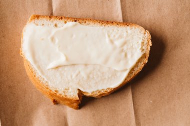 sandviç ile hafif kağıt üzerinde krem peynirli yakın çekim