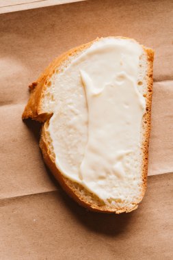 sandviç ile hafif kağıt üzerinde krem peynirli yakın çekim