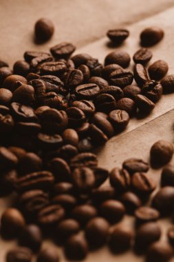 ışık kağıt üzerinde koyu kahve çekirdekleri yakın çekim