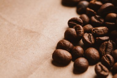 ışık kağıt üzerinde koyu kahve çekirdekleri yakın çekim