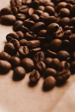 ışık kağıt üzerinde koyu kahve çekirdekleri yakın çekim
