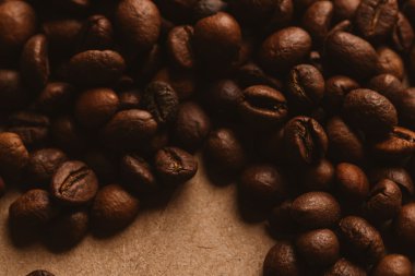 ışık kağıt üzerinde koyu kahve çekirdekleri yakın çekim