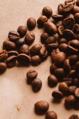 ışık kağıt üzerinde koyu kahve çekirdekleri yakın çekim
