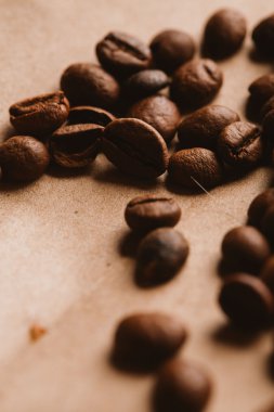 ışık kağıt üzerinde koyu kahve çekirdekleri yakın çekim