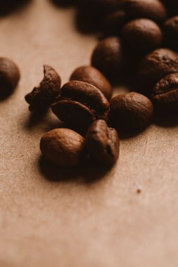 ışık kağıt üzerinde koyu kahve çekirdekleri yakın çekim