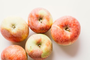 ışık beyaz zemin üzerine taze kırmızı elmalar