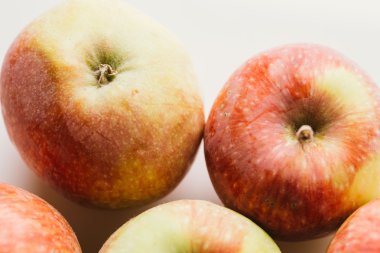 ışık beyaz zemin üzerine taze kırmızı elmalar