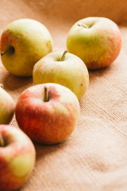 arka plan çuval bezi üzerinde birkaç taze kırmızı elma