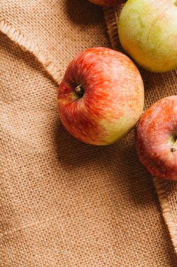 arka plan çuval bezi üzerinde birkaç taze kırmızı elma