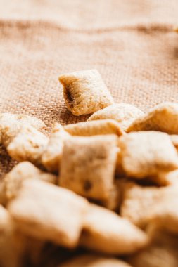 Mısır gevreği yastıklar üzerinde çul arka plan doldurarak çikolata ile