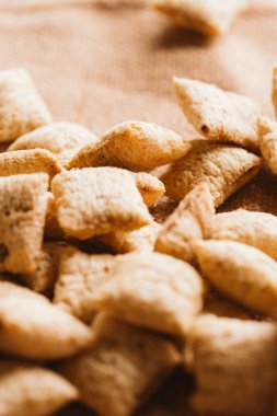 Mısır gevreği yastıklar üzerinde çul arka plan doldurarak çikolata ile