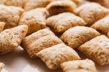 Mısır gevreği yastıklar üzerinde beyaz arka plan doldurarak çikolata ile