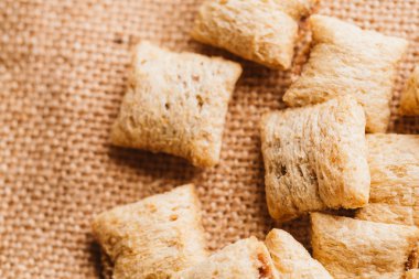 Mısır gevreği yastıklar üzerinde çul arka plan doldurarak çikolata ile