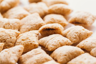 Mısır gevreği yastıklar üzerinde beyaz arka plan doldurarak çikolata ile