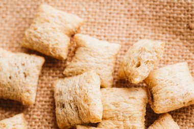 Mısır gevreği yastıklar üzerinde çul arka plan doldurarak çikolata ile