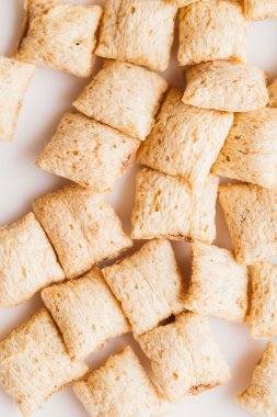 Mısır gevreği yastıklar üzerinde beyaz arka plan doldurarak çikolata ile