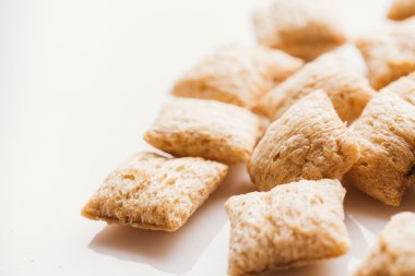 Mısır gevreği yastıklar üzerinde beyaz arka plan doldurarak çikolata ile